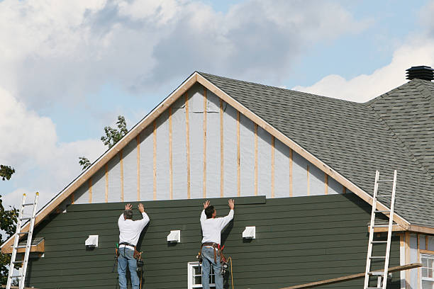 Professional Vinyl Siding technician working in Inverness, IL